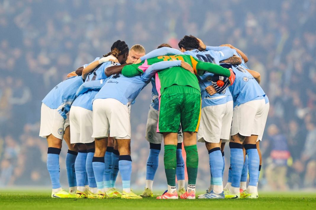 Piłkarze Manchesteru City w kółeczku przed meczem.