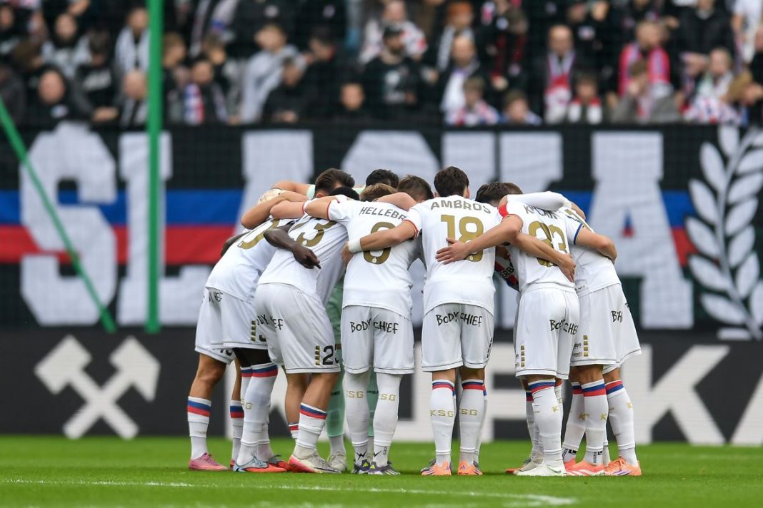 Piłkarze Górnika Zabrze w kółeczku przed meczem.