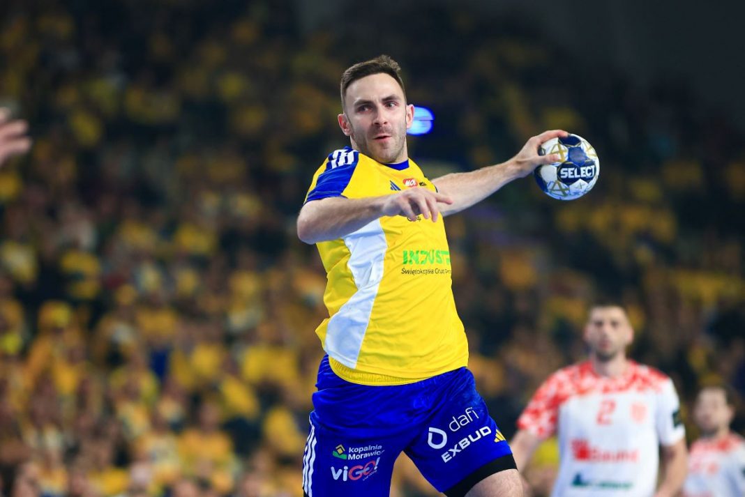 Arkadiusz Moryto oddający rzut.