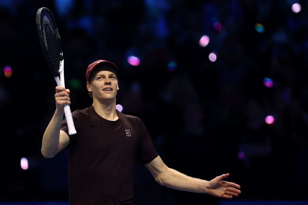 Jannik Sinner z gestem triumfu.