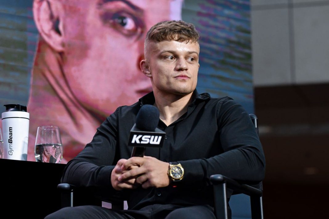 Patryk Kaczmarczyk na konferencji prasowej.