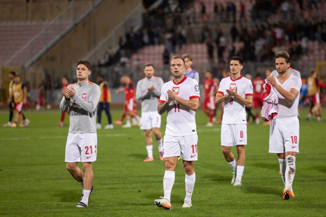 Polscy piłkarze dziękują kibicom.