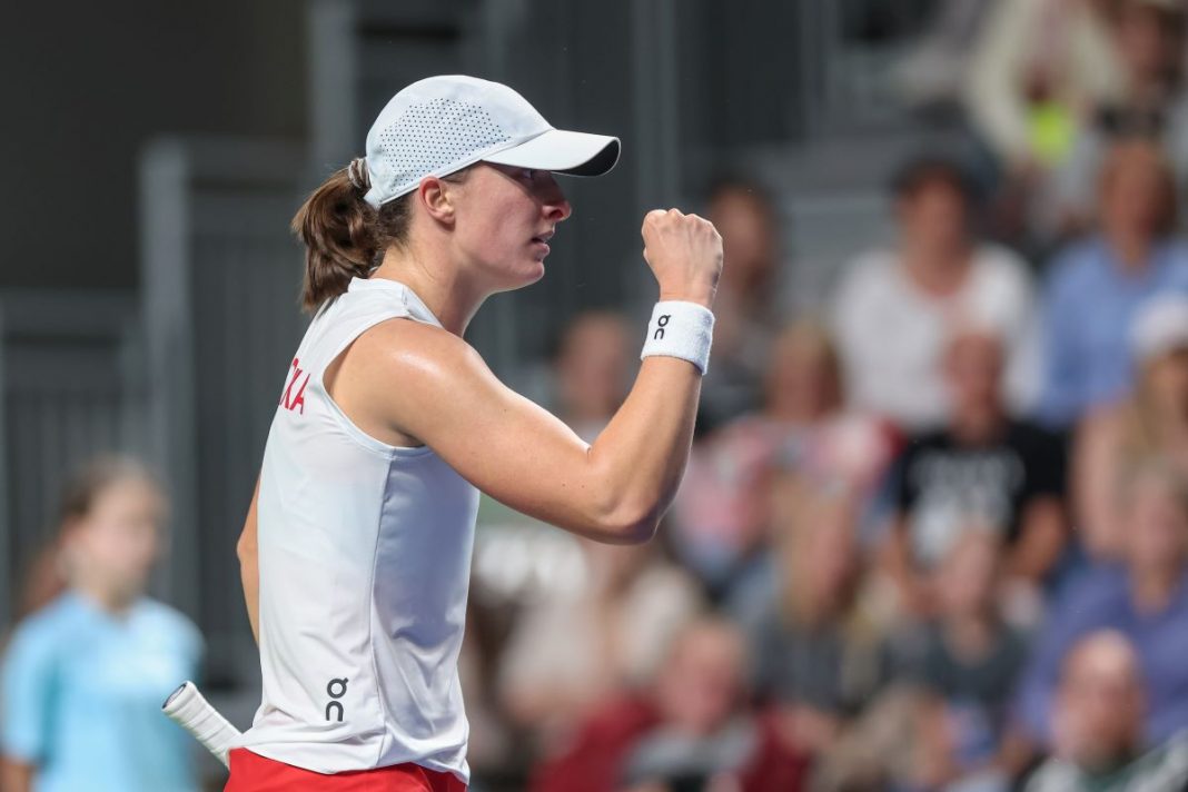 Iga Świątek z gestem radości po wygranym punkcie.