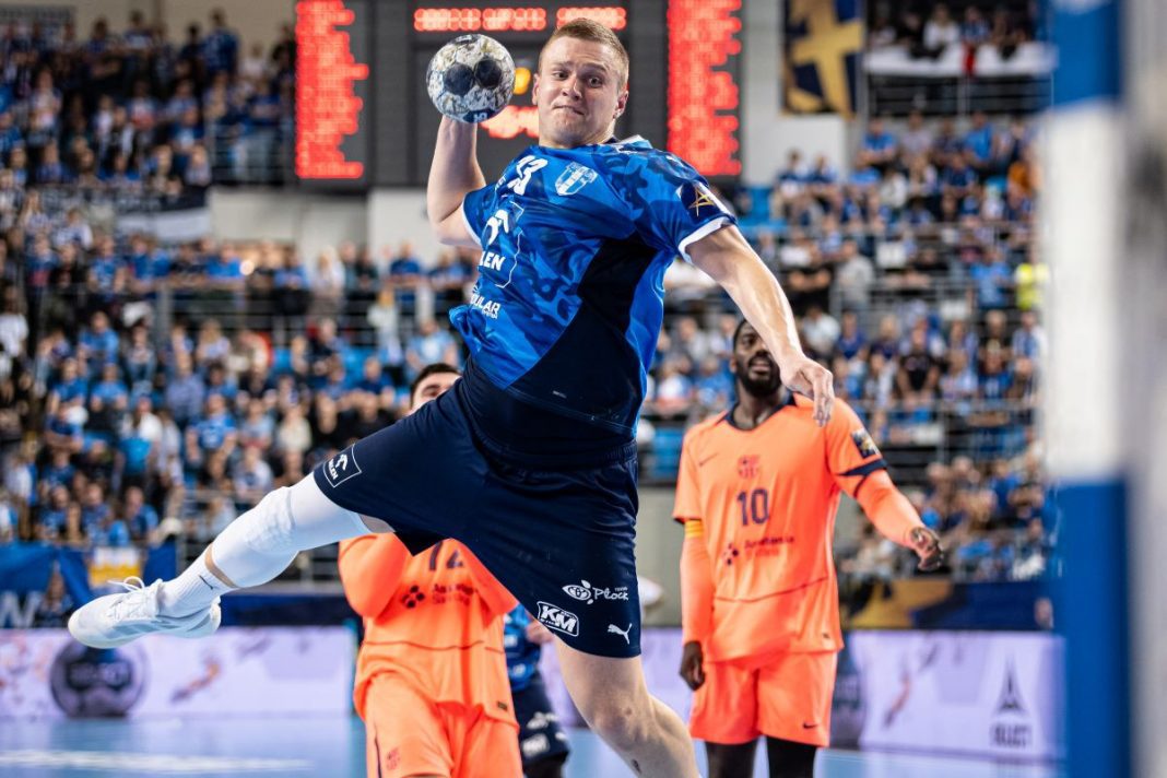 Dawid Dawydzik oddający rzut.