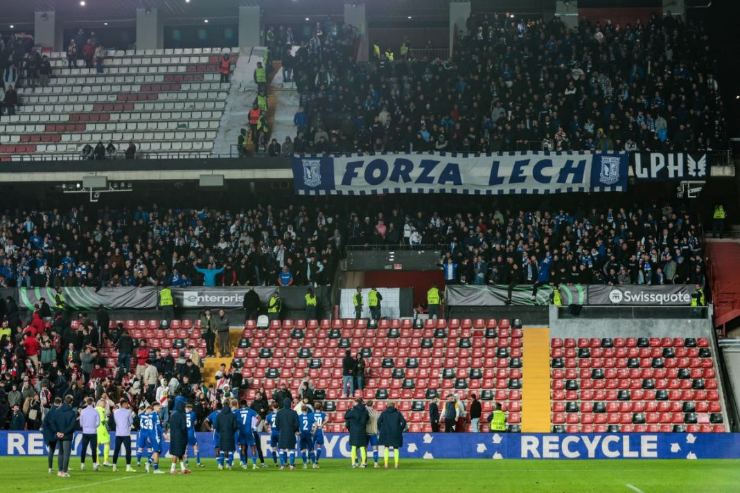 Piłkarze Lecha dziękują kibicom za doping.