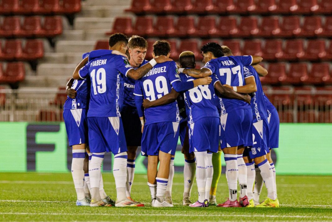 Piłkarze Lecha w kółeczku przed meczem.