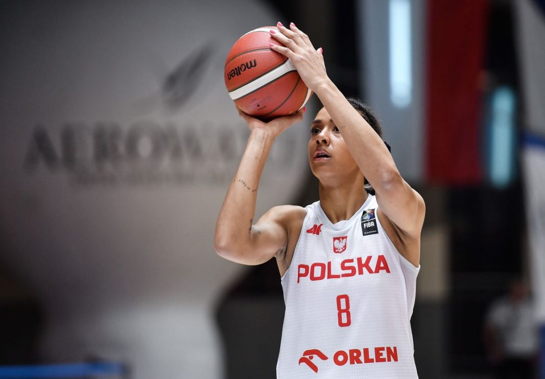 Liliana Banaszak oddająca rzut.