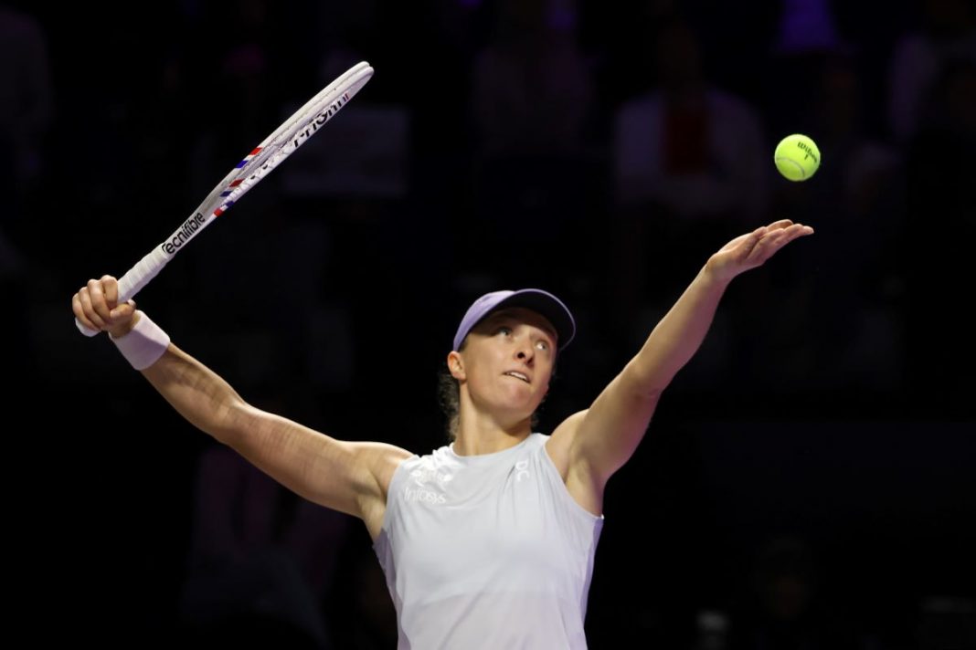 Iga Świątek wykonująca serwis w trakcie meczu.