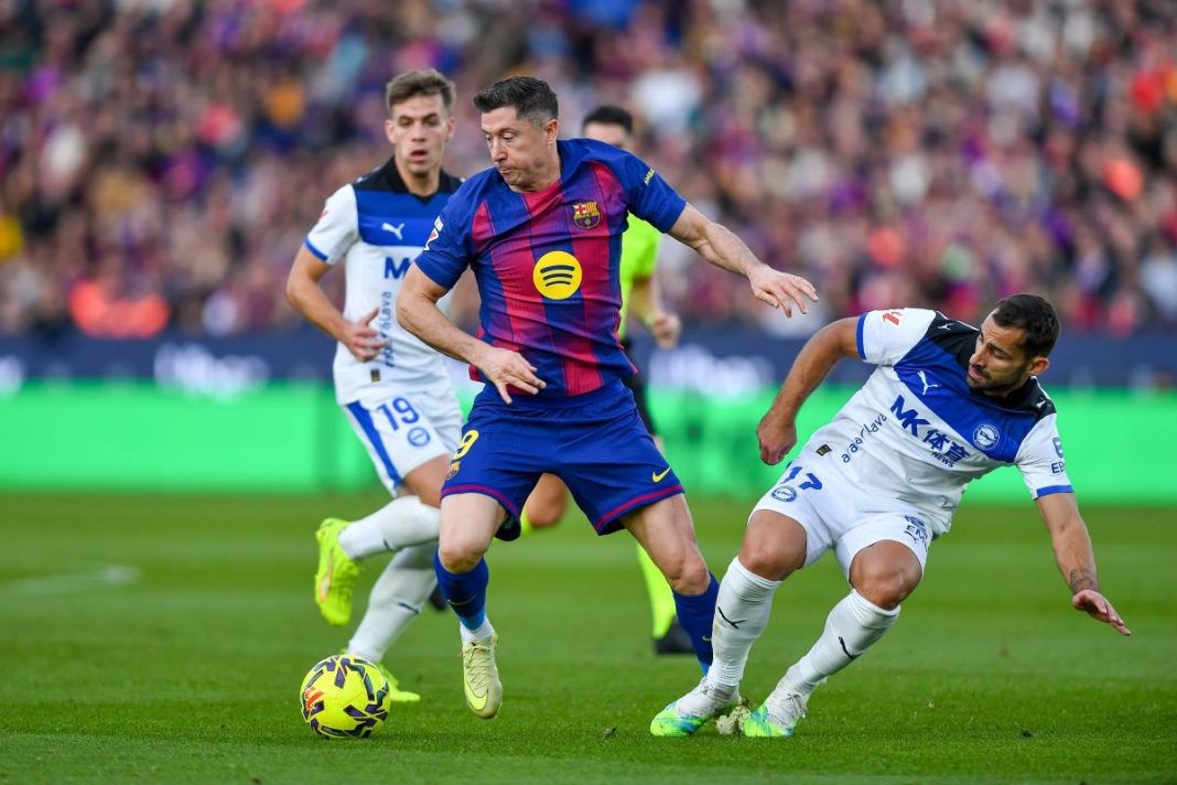 Robert Lewandowski w trakcie meczu z Deportivo Alaves.