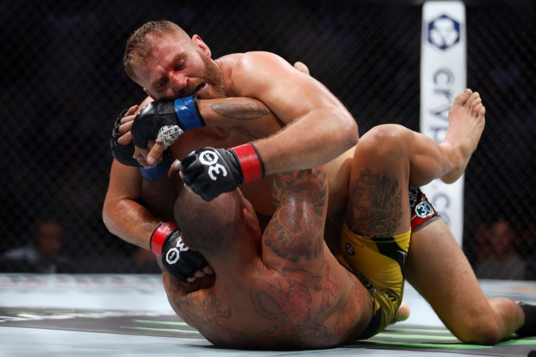 Jan Błachowicz w trakcie walki w UFC.