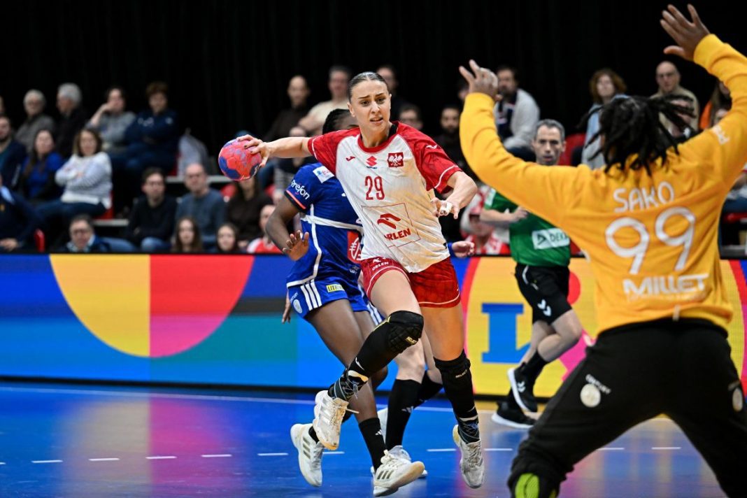 Katarzyna Cygan oddająca rzut.