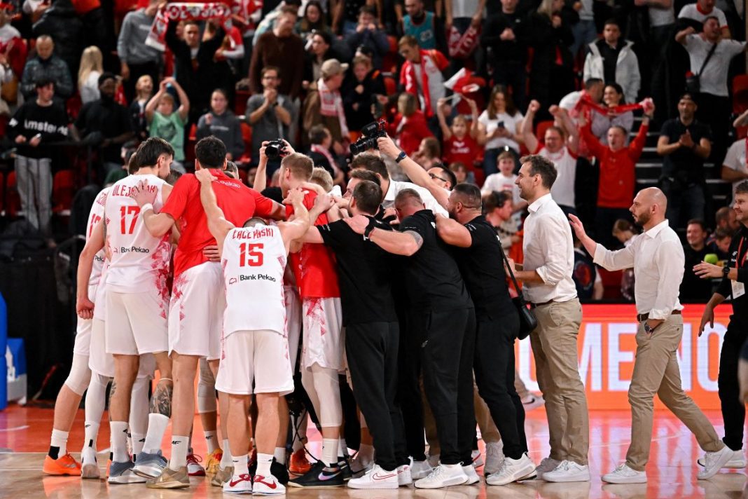 Reprezentanci Polski w koszykówce w kółeczku.