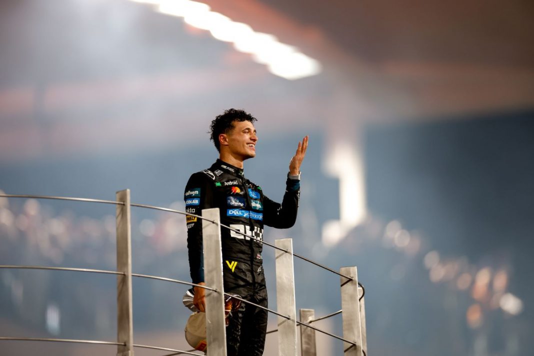 Lando Norris pozdrawia kibiców.