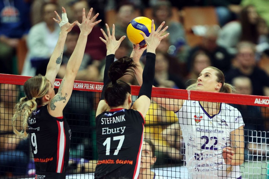 Oliwia Sieradzka w ataku.