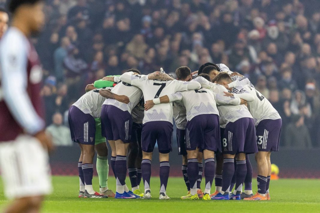 Piłkarze Manchesteru United w kółeczku przed meczem.