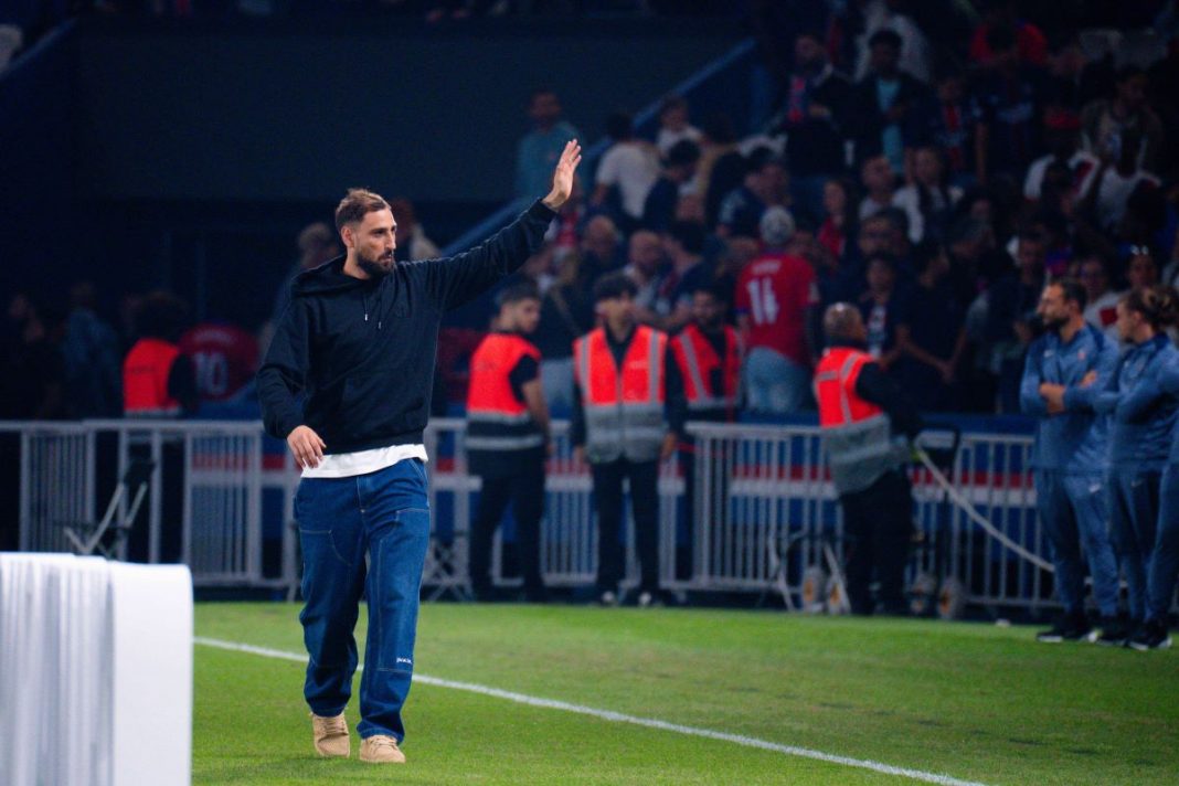 Gianluigi Donnarumma dziękujący kibicom PSG.