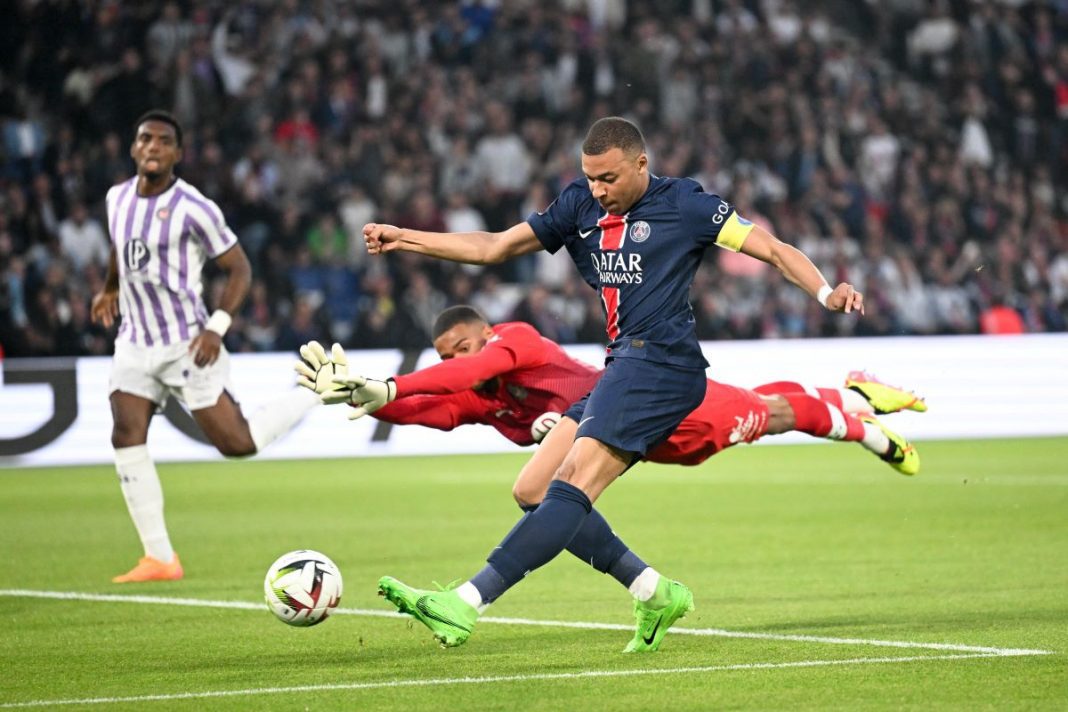 Kylian Mbappe w barwach PSG.