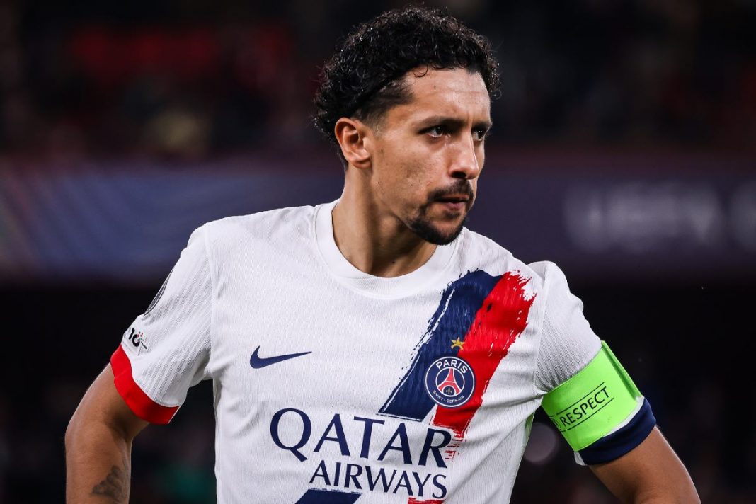 Marquinhos w barwach PSG i z opaską kapitańską.