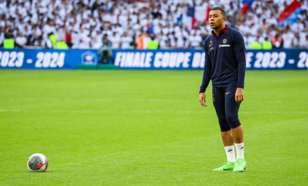 Kylian Mbappe w trakcie rozegrzewki w barwach PSG.
