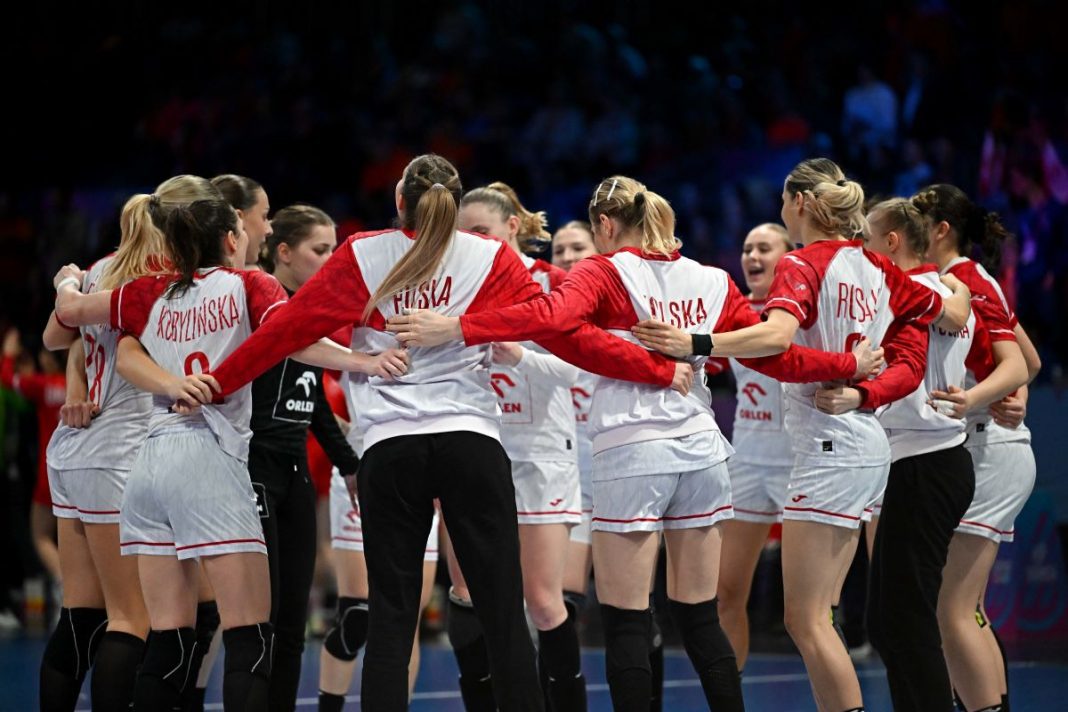 Reprezentantki Polski w piłce ręcznej w kółeczku.
