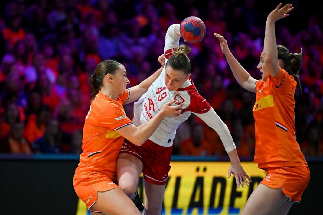 Karolina Kochaniak walcząca z Holenderkami.