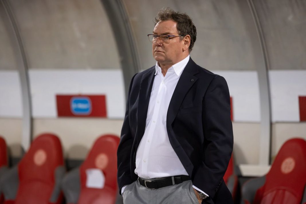 Jan Urban przy ławce trenerskiej reprezentacji Polski.