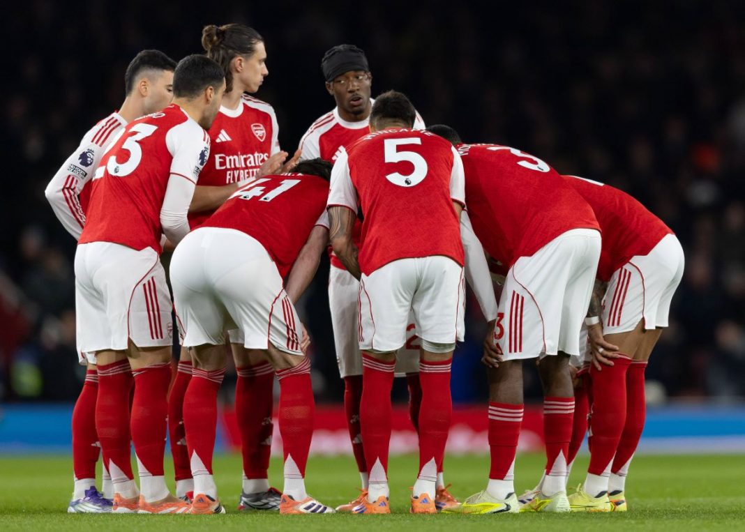Piłkarze Arsenalu w kółeczku przed meczem.