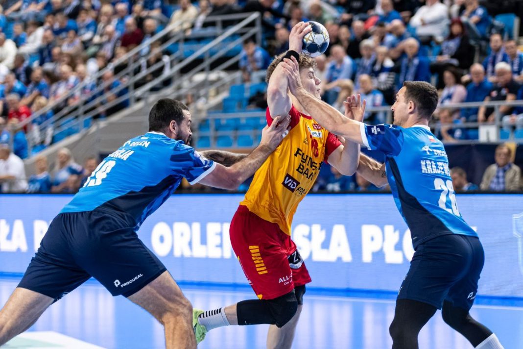 Piłkarze ręczni Wisły Płock powstrzymujący rywala.