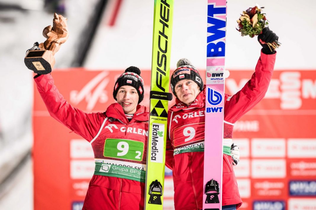 Kacper Tomasiak i Dawid Kubacki z trofeum za trzecie miejsce w Zakopanem.