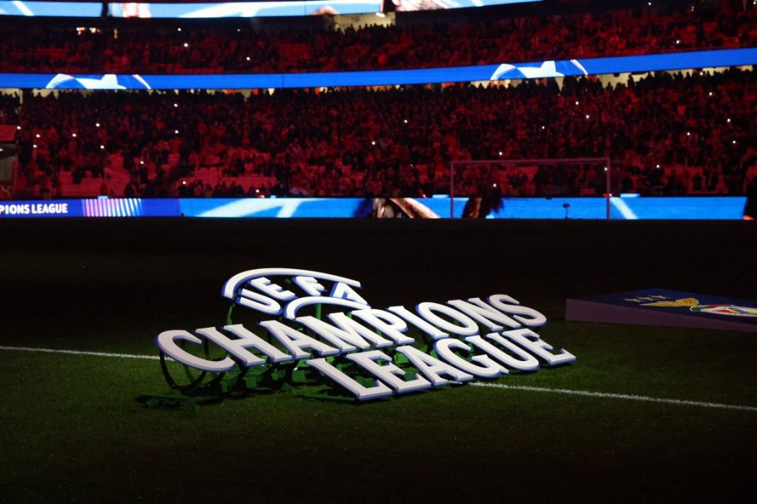 Napis Champions League na murawie.