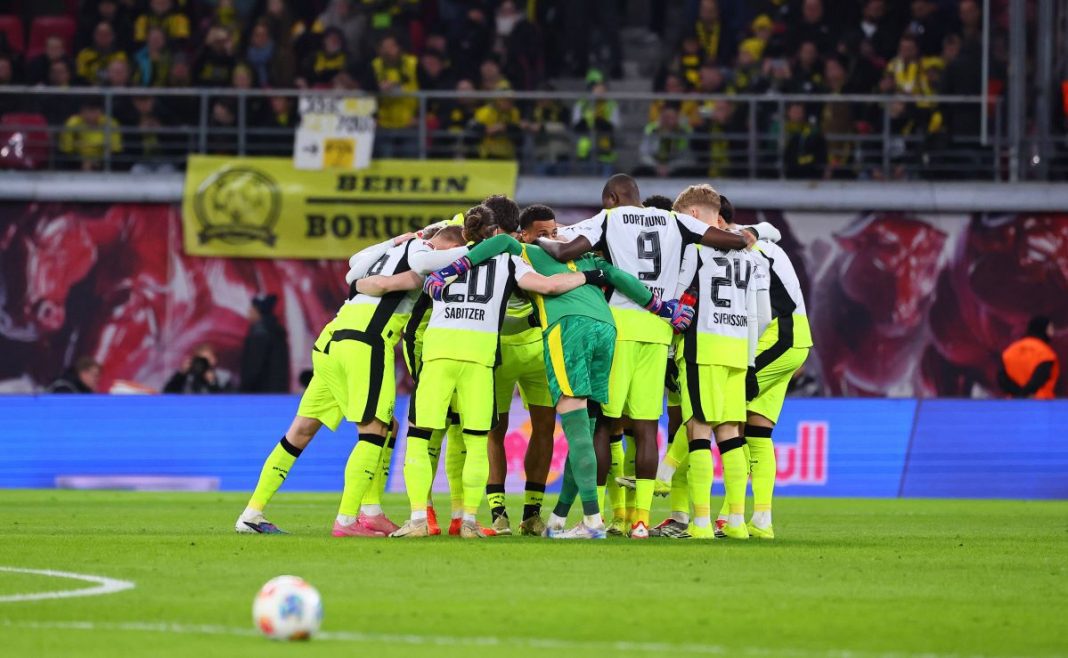 Piłkarze Borussii Dortmund w kółeczku przed meczem.