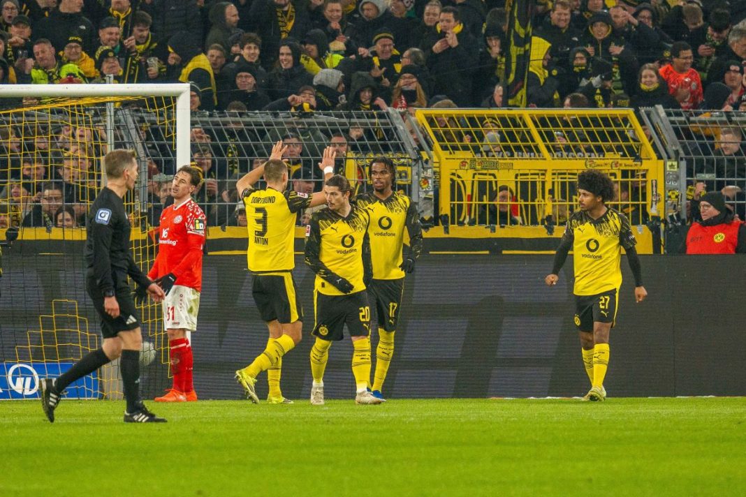 Radość piłkarzy Borussii Dortmund.