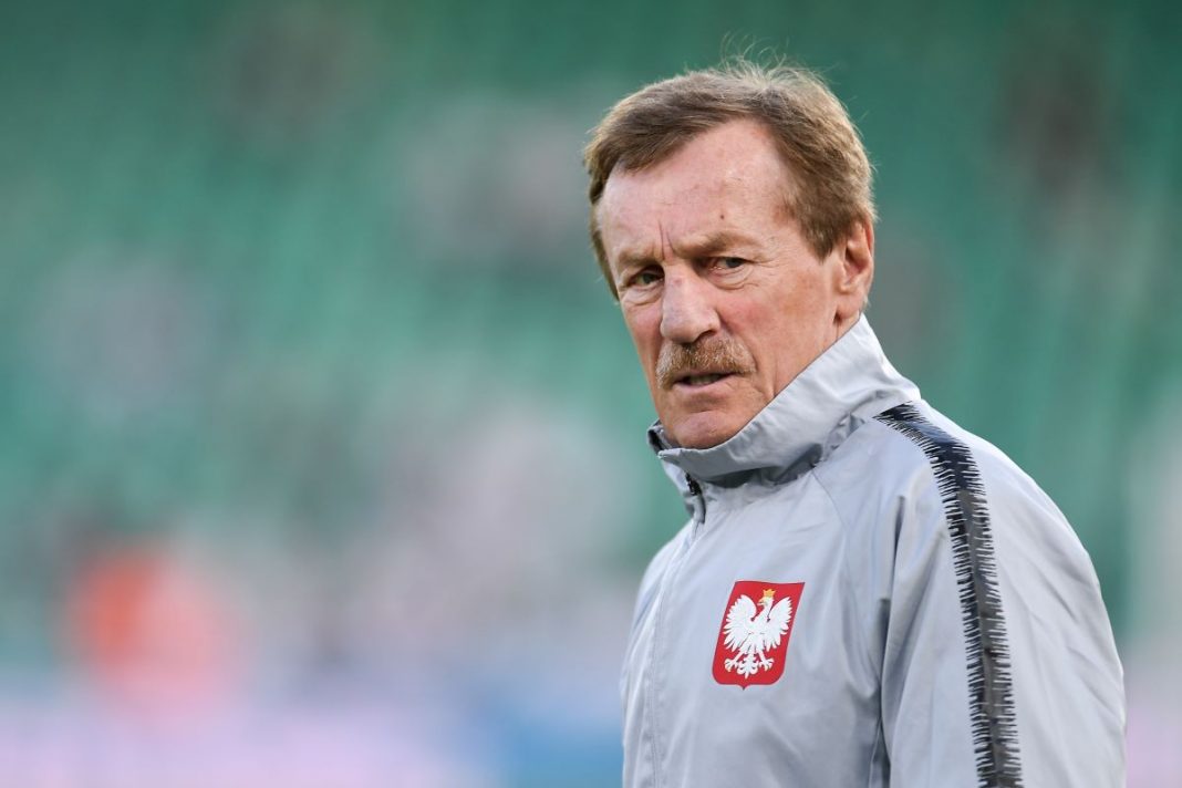 Józef Młynarczyk w bluzie reprezentacji Polski jako członek sztabu.