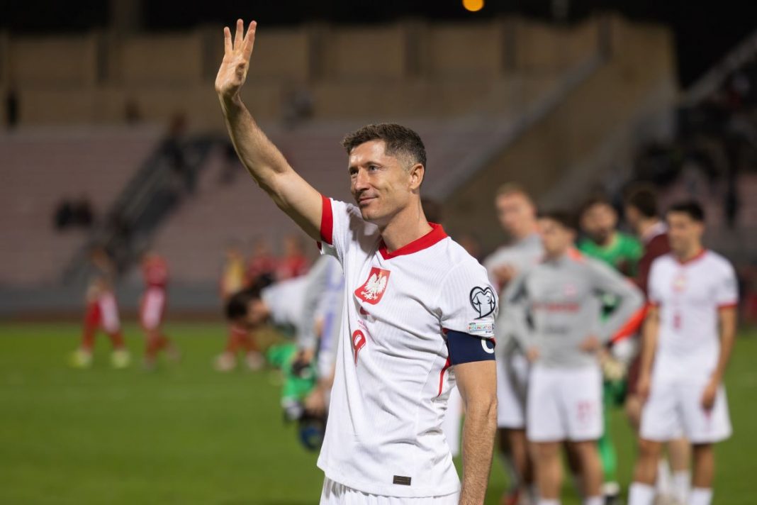 Robert Lewandowski pozdrawiający kibiców.