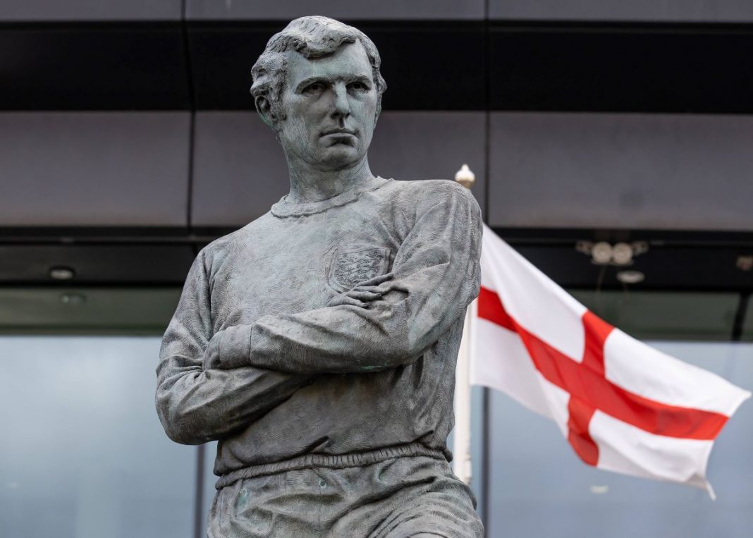 Pomnik Bobby Moore przed stadionem Wembley.