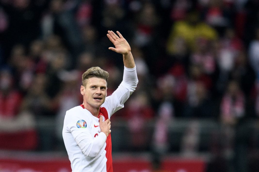 Łukasz Piszczek dziękujący kibicom reprezentacji.
