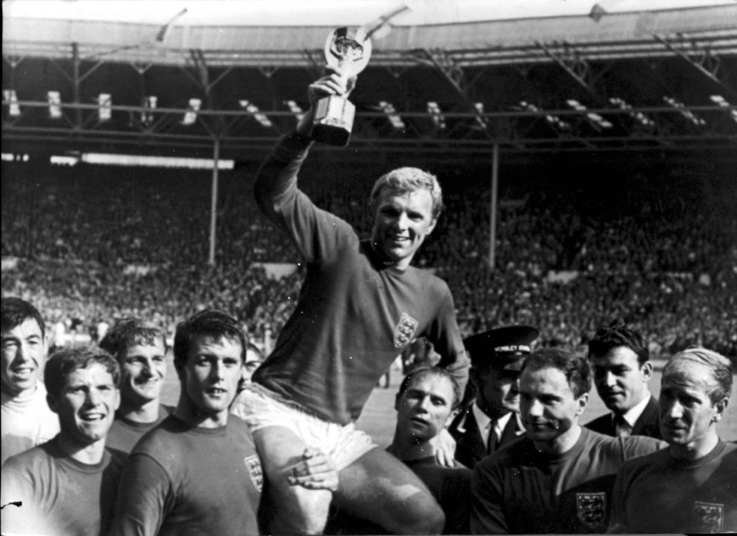 Bobby Charlton i inny piłkarze Anglii po zdobyciu mistrzostwa świata 1966.