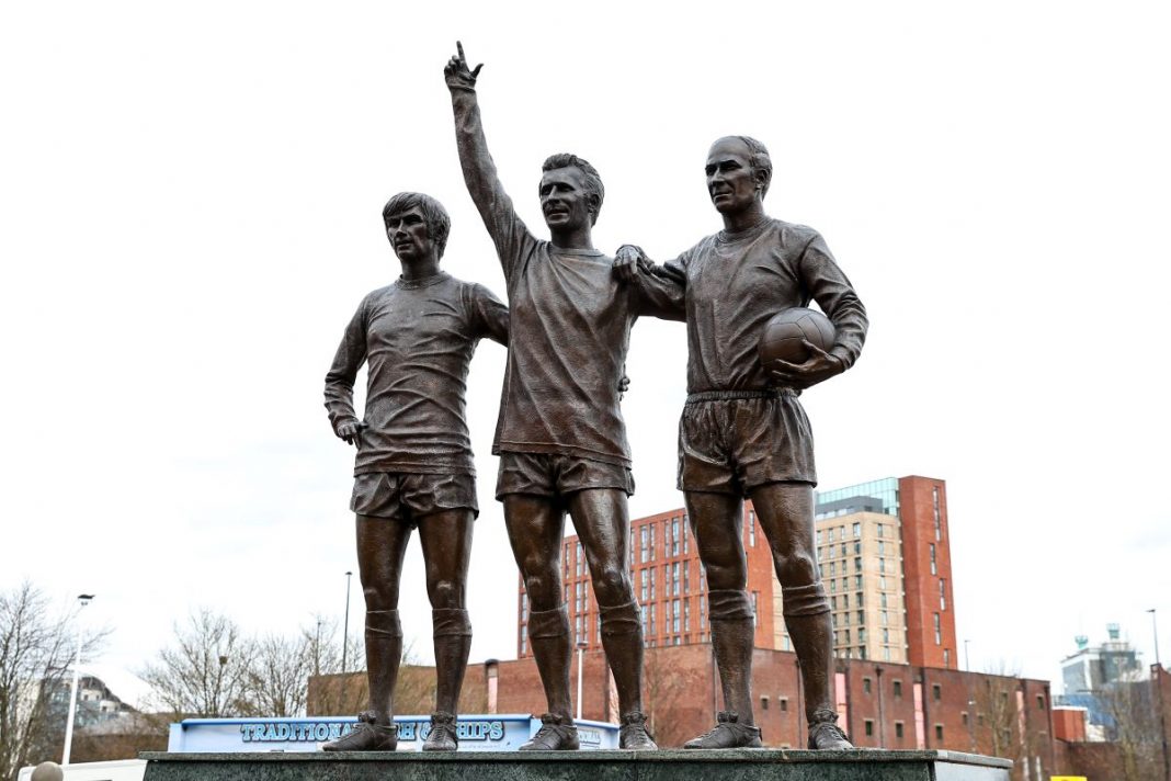 Pomnik, na którym są: Bobby Charlton, George Best i Denis Law.