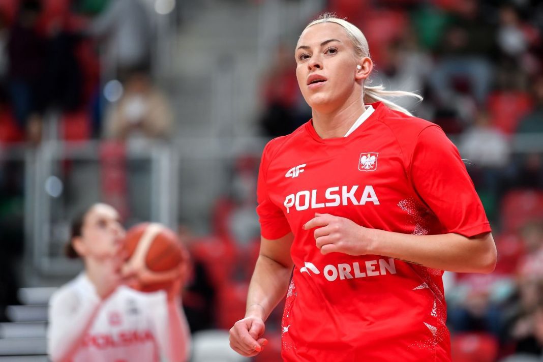 Klaudia Gertchen na rzogrzewce w reprezentacji Polski.