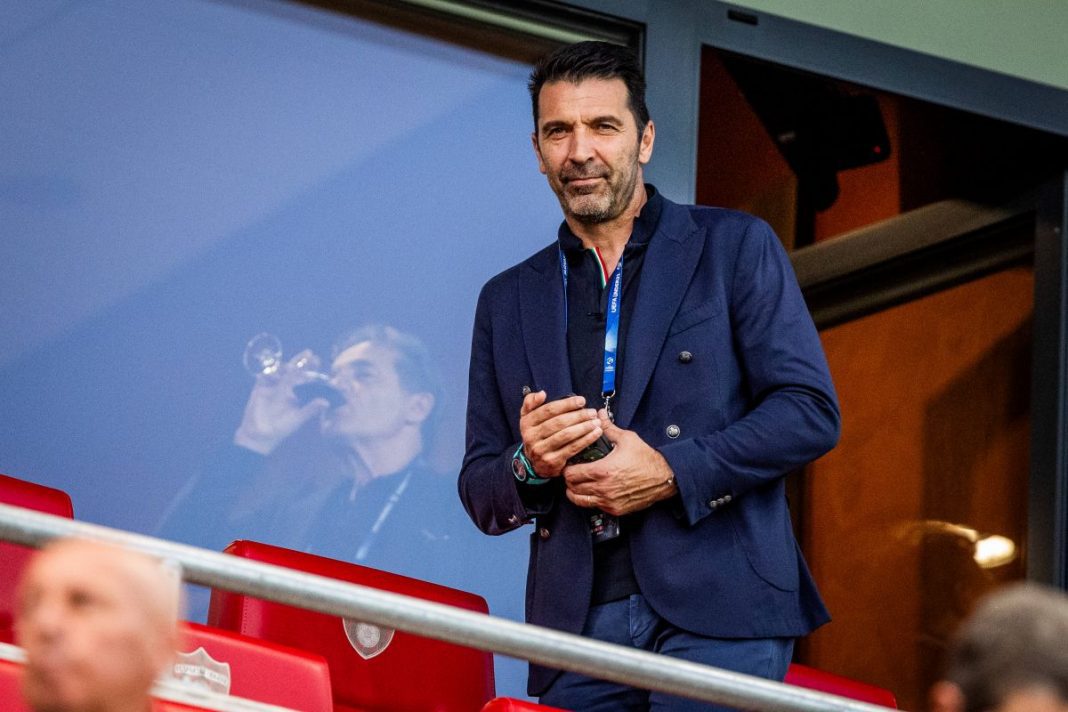 Gianluigi Buffon na trybunach.