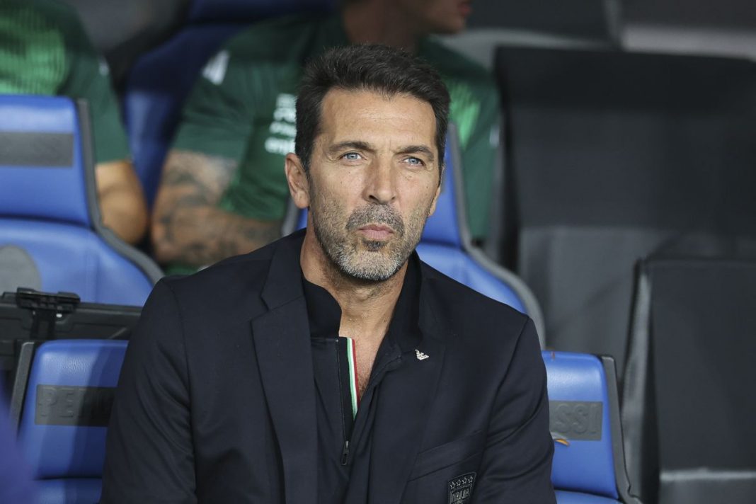 Gianluigi Buffon na ławce trenerskiej.