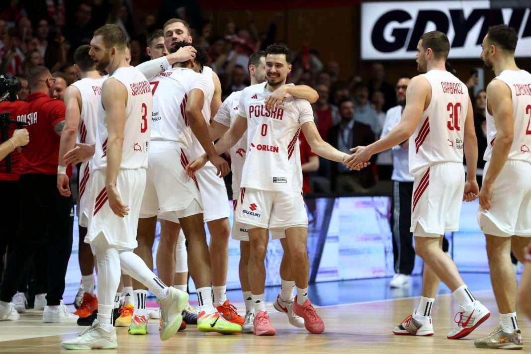 Radość koszykarzy reprezentacji Polski.