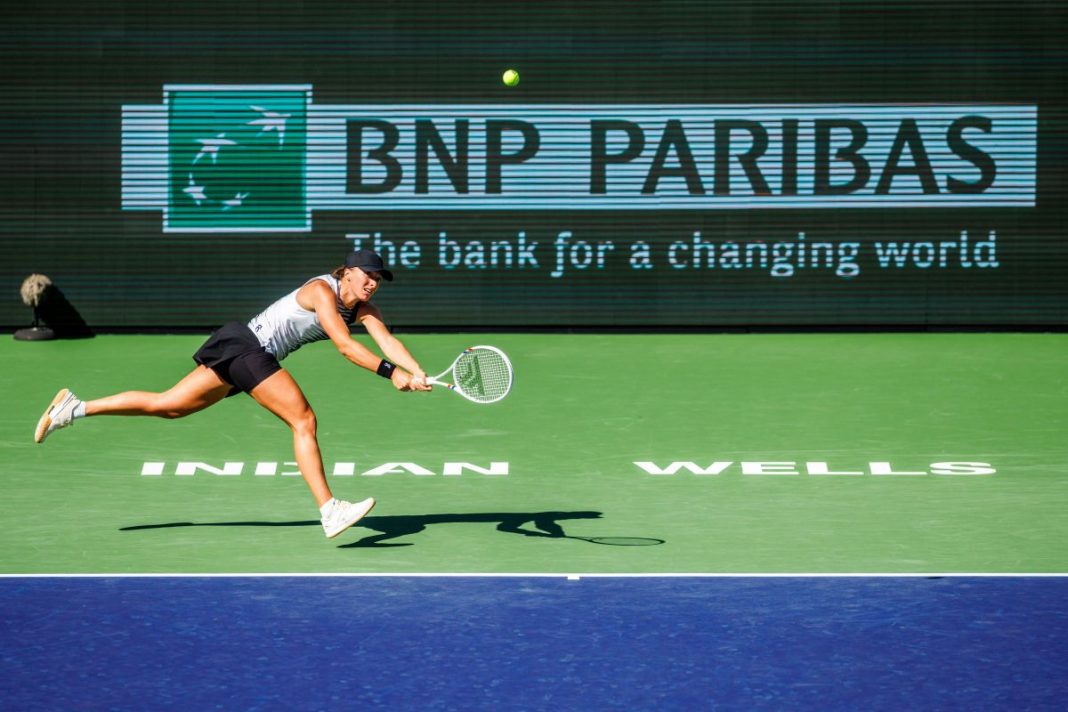 Iga Świątek odbijająca piłkę na korcie Indian Wells.