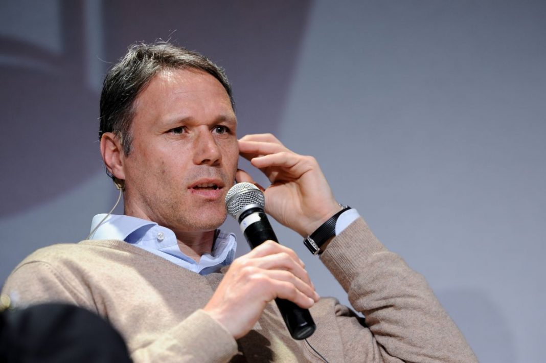Marco van Basten w trakcie konferencji prasowej.