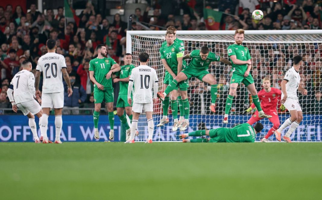 Cristiano Ronaldo wykonujący rzut wolny.