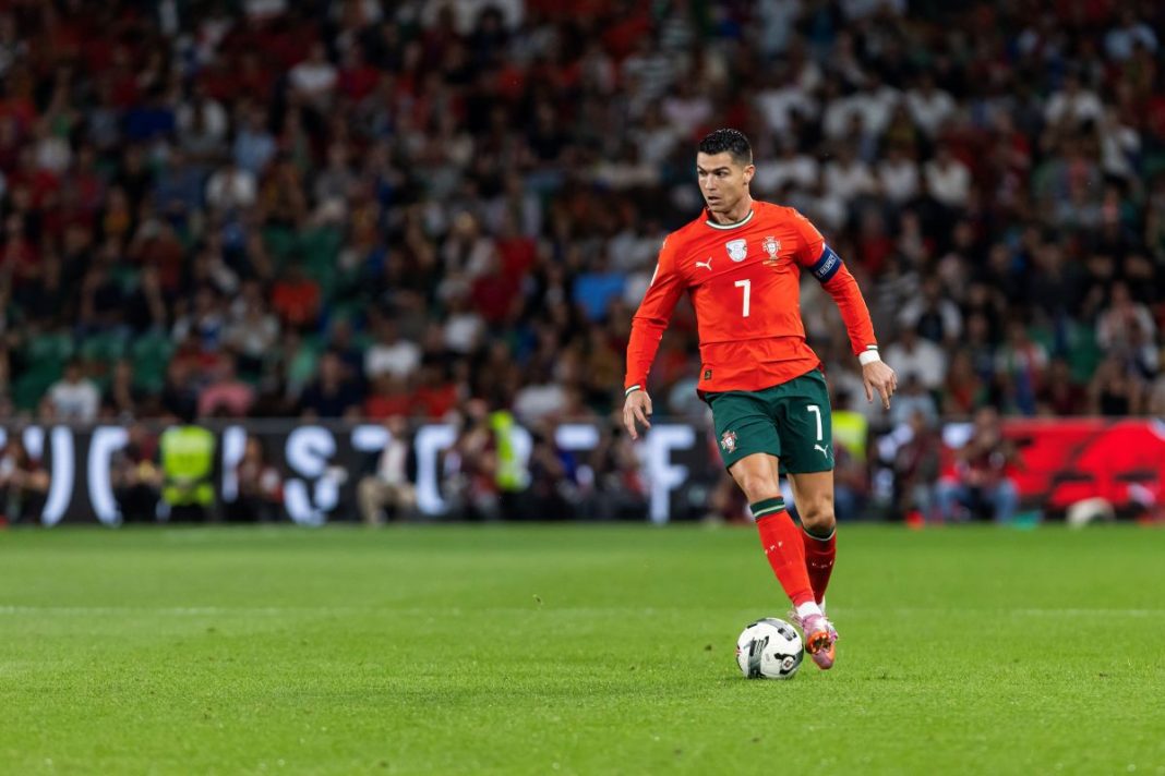 Cristiano Ronaldo przy piłce.