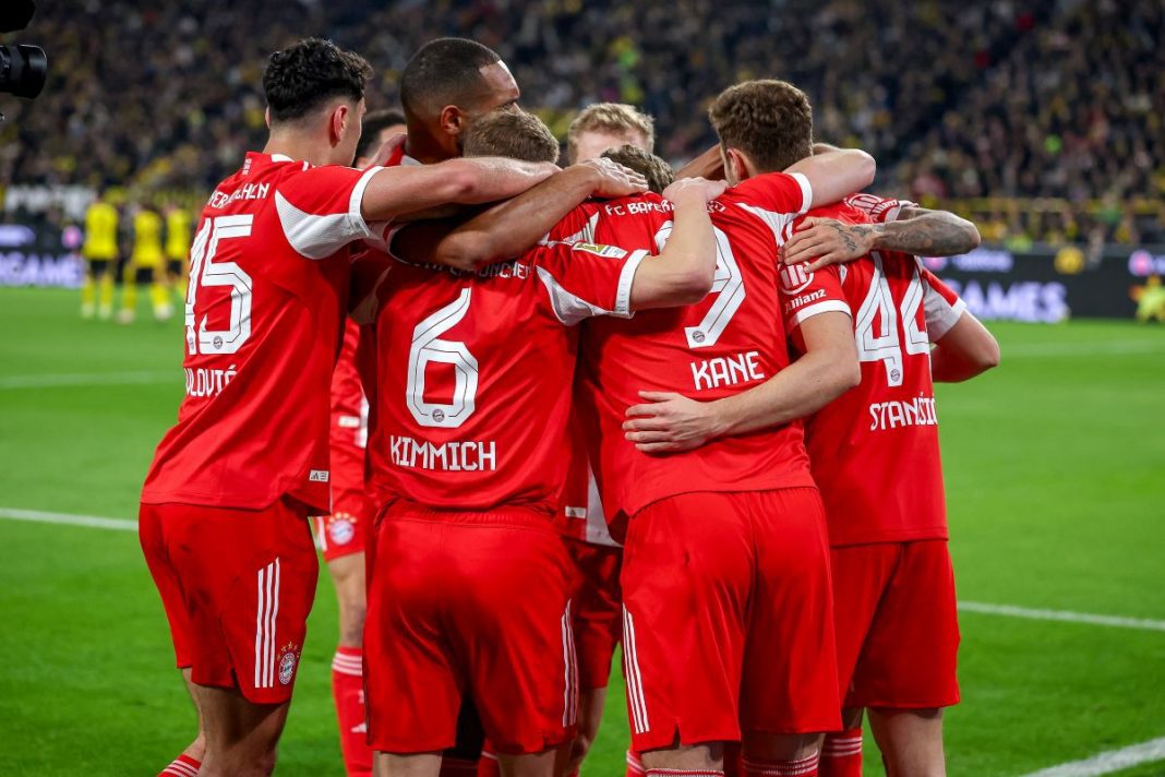 Piłkarze Bayernu w kółku przed meczem.