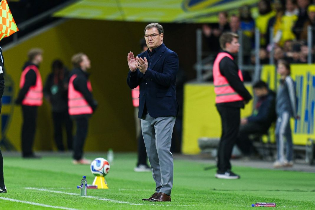 Jan Urban bijący brawo piłkarzom reprezentacji Polski.