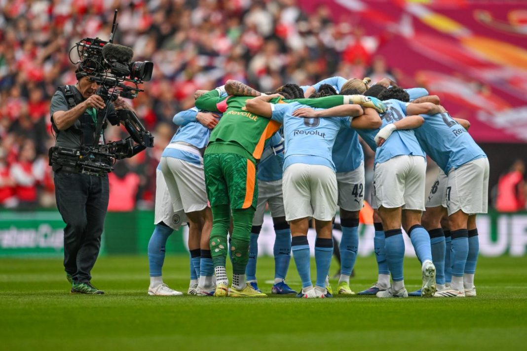 Piłkarze Manchesteru City w kółeczku.