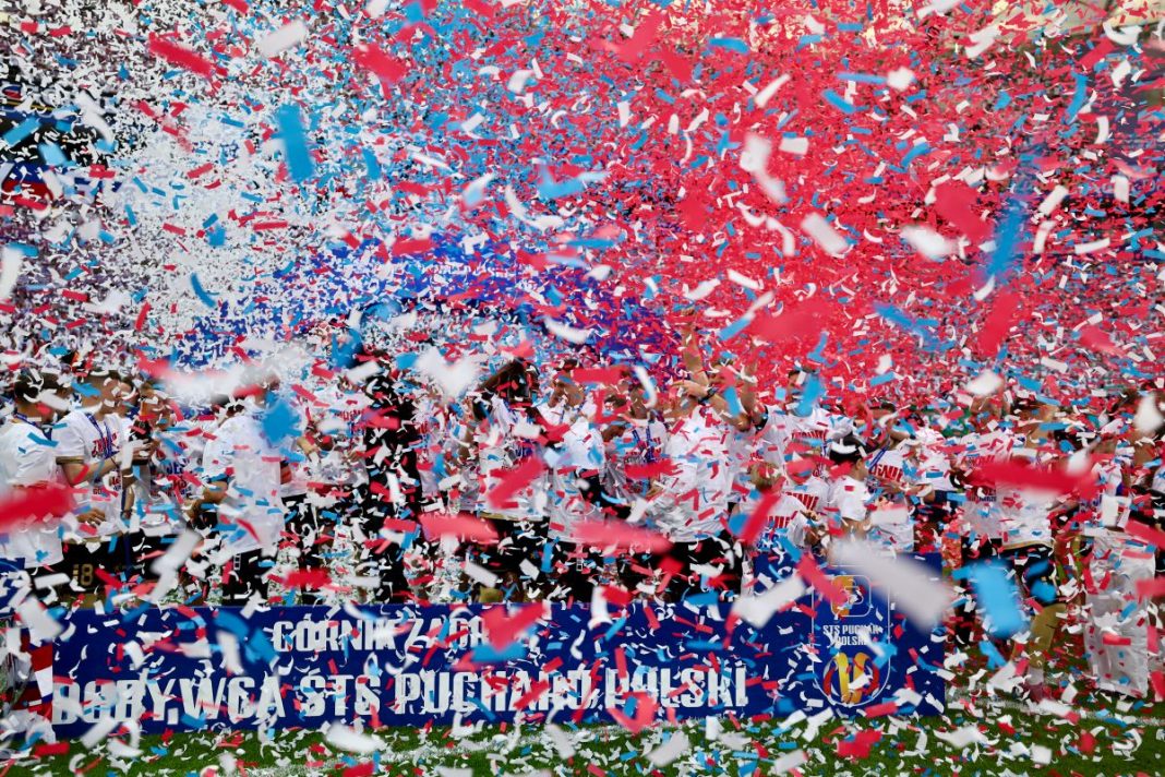 Radość piłkarzy Górnika po zdobyciu STS Pucharu Polski.